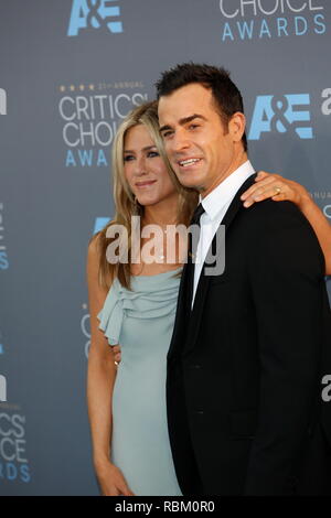 L'actrice Jennifer Aniston et Justin Theroux arrivent à la 21e édition de Critics' Choice Awards au Barker Hangar de l'aéroport de Santa Monica à Los Angeles, USA, le 17 janvier 2016. Photo : Hubert Boesl/dpa | conditions dans le monde entier Banque D'Images