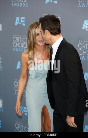 L'actrice Jennifer Aniston et Justin Theroux arrivent à la 21e édition de Critics' Choice Awards au Barker Hangar de l'aéroport de Santa Monica à Los Angeles, USA, le 17 janvier 2016. Photo : Hubert Boesl/dpa | conditions dans le monde entier Banque D'Images