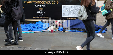 Londres, Royaume-Uni. Jan 11, 2019. Couple d'hommes sans abri vu dormir sur un trottoir à Piccadilly Circus. Credit : Dinendra Haria SOPA/Images/ZUMA/Alamy Fil Live News Banque D'Images