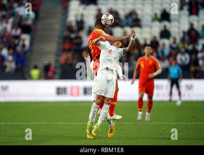 11 janvier 2019 : Zhao Xuri de Chine la position en face de John-Patrick StrauÂ§ des Philippines au cours de Philippines v la Chine à la Fondation Mohammed bin Zayed Stadium à Abu Dhabi, EAU, AFC Asian Cup, championnat de football d'Asie. Ulrik Pedersen/CSM. Banque D'Images