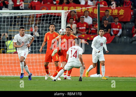 11 janvier 2019 : Zhao Xuri de Chine à tenter d'aller passé Kevin Ingreso de Philippines Philippines au cours v la Chine à la Fondation Mohammed bin Zayed Stadium à Abu Dhabi, EAU, AFC Asian Cup, championnat de football d'Asie. Ulrik Pedersen/CSM. Banque D'Images