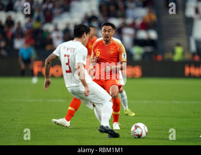 11 janvier 2019 : Carli de Murga de passer la balle aux Philippines par Zhao Xuri de Chine au cours Philippines v la Chine à la Fondation Mohammed bin Zayed Stadium à Abu Dhabi, EAU, AFC Asian Cup, championnat de football d'Asie. Ulrik Pedersen/CSM. Banque D'Images