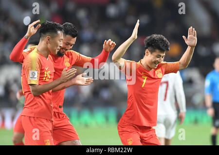 (190111) -- ABOU DHABI, 11 janvier 2019 (Xinhua) -- Wu Lei (1e R) de Chine fête marquant pendant la coupe d'Asie de l'AFC 2019 ÉMIRATS ARABES UNIS 2019 match du groupe C entre la Chine et les Philippines à Abu Dhabi, Emirats arabes unis (EAU), 11 janvier 2019. (Xinhua Wu/Huiwo) Banque D'Images