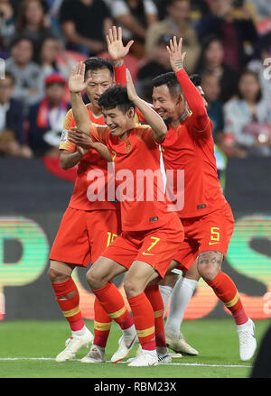 (190111) -- ABOU DHABI, 11 janvier 2019 (Xinhua) -- Wu Lei (C) de Chine fête marquant pendant la coupe d'Asie de l'AFC 2019 ÉMIRATS ARABES UNIS 2019 match du groupe C entre la Chine et les Philippines à Abu Dhabi, Emirats arabes unis (EAU), 11 janvier 2019. (Xinhua Wu/Huiwo) Banque D'Images