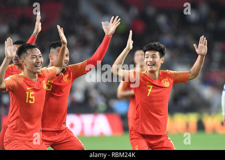 (190111) -- ABOU DHABI, 11 janvier 2019 (Xinhua) -- Wu Lei (1e R) de Chine fête marquant pendant la coupe d'Asie de l'AFC 2019 ÉMIRATS ARABES UNIS 2019 match du groupe C entre la Chine et les Philippines à Abu Dhabi, Emirats arabes unis (EAU), 11 janvier 2019. (Xinhua Wu/Huiwo) Banque D'Images