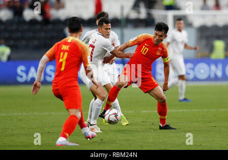 (190111) -- ABOU DHABI, 11 janvier 2019 (Xinhua) -- Zheng Zhi (1e R) de la Chine au cours de la 2019 vies déroulées d eau 2019 match du groupe C entre la Chine et les Philippines à Abu Dhabi, Emirats arabes unis (EAU), 11 janvier 2019. (Xinhua/Ding Xu) Banque D'Images