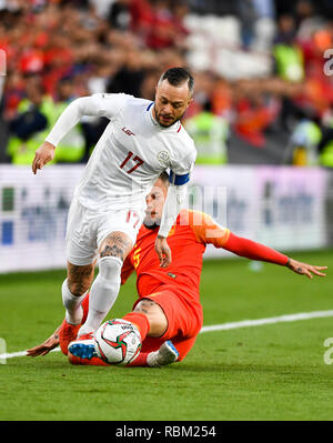 (190111) -- ABOU DHABI, 11 janvier 2019 (Xinhua) -- Zhang Linpeng (R) de la Chine rivalise avec Stephan Schrock des Philippines au cours de la coupe d'Asie de l'AFC 2019 ÉMIRATS ARABES UNIS 2019 match du groupe C entre la Chine et les Philippines à Abu Dhabi, Emirats arabes unis (EAU), 11 janvier 2019. (Xinhua Wu/Huiwo) Banque D'Images