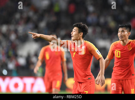 (190111) -- ABOU DHABI, 11 janvier 2019 (Xinhua) -- Wu Lei (L) de Chine fête marquant pendant la coupe d'Asie de l'AFC 2019 ÉMIRATS ARABES UNIS 2019 match du groupe C entre la Chine et les Philippines à Abu Dhabi, Emirats arabes unis (EAU), 11 janvier 2019. (Xinhua Wu/Huiwo) Banque D'Images