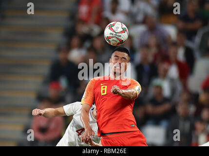 (190111) -- ABOU DHABI, 11 janvier 2019 (Xinhua) -- Zhao Xuri de Chine chefs la balle pendant la coupe d'Asie de l'AFC 2019 ÉMIRATS ARABES UNIS 2019 match du groupe C entre la Chine et les Philippines à Abu Dhabi, Emirats arabes unis (EAU), 11 janvier 2019. (Xinhua/Cao Can) Banque D'Images