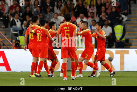 Abu Dhabi, Emirats arabes unis (EAU). Jan 11, 2019. Wu Lei (3L) de Chine fête marquant pendant la coupe d'Asie de l'AFC 2019 ÉMIRATS ARABES UNIS 2019 match du groupe C entre la Chine et les Philippines à Abu Dhabi, Emirats arabes unis (EAU), 11 janvier 2019. Credit : Ding Xu/Xinhua/Alamy Live News Banque D'Images