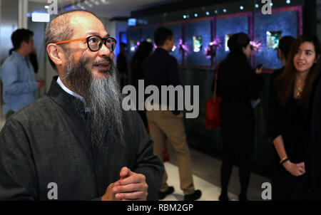 Hong Kong, Chine. Jan 11, 2019. Chan Wallce est vu sur une exposition nommée 'Shape-Dispositif de commande : le multivers de Wallce Chan' chez Christie's Gallery à Hong Kong, Chine du sud, le 11 janvier 2019. Credit : Wu Xiaochu/Xinhua/Alamy Live News Banque D'Images