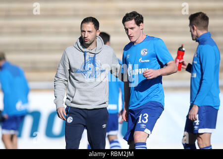 Benidorm, Espagne. Jan 11, 2019. Test match du FC Schalke 04 contre KRC Genk en camp de formation. L'entraîneur-chef Schalke Domenico Tedesco (l) parle à Schalke's Sebastian Rudy. Crédit : Tim Rehbein/dpa/Alamy Live News Banque D'Images