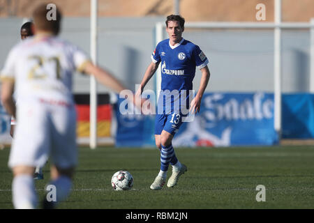 Benidorm, Espagne. Jan 11, 2019. Test match du FC Schalke 04 contre KRC Genk en camp de formation. Schalkes Sebastian Rudy a la balle sur son pied. Crédit : Tim Rehbein/dpa/Alamy Live News Banque D'Images