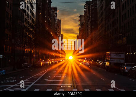 New York, USA. 11Th jan 2019. Le soleil levant est vu de Manhattan lors du solstice d'hiver. Deux fois par an le soleil est parfaitement alignée avec l'axe des rues de la principale ville de New York Street Grille, un phénomène appelé Manhattanhenge ou Manhattan Solstice. Credit : Enrique Shore/Alamy Live News Banque D'Images