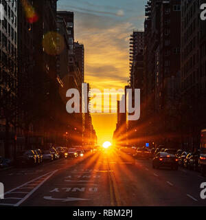 New York, USA. 11Th jan 2019. Le soleil levant est vu de Manhattan lors du solstice d'hiver. Deux fois par an le soleil est parfaitement alignée avec l'axe des rues de la principale ville de New York Street Grille, un phénomène appelé Manhattanhenge ou Manhattan Solstice. Credit : Enrique Shore/Alamy Live News Banque D'Images