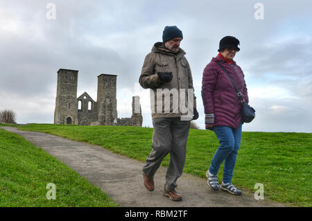 Reculver, Kent, UK. Jan 11, 2019. Les touristes brave le froid et humide au ruines imposantes de Reculver église médiévale sur l'estuaire de la Tamise, Herne Bay, Kent. Crédit : Peter Cripps/Alamy Live News Banque D'Images