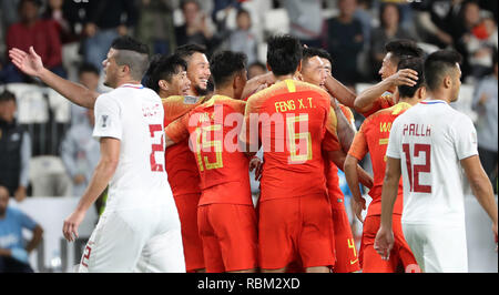 (190111) -- ABOU DHABI, 11 janvier 2019 (Xinhua) -- Les joueurs de Chine célébrer au cours de la notation 2019 DÉROULÉES D EAU 2019 match du groupe C entre la Chine et les Philippines à Abu Dhabi, Emirats arabes unis (EAU), 11 janvier 2019. La Chine a gagné 3-0. (Xinhua/Li Gang) Banque D'Images