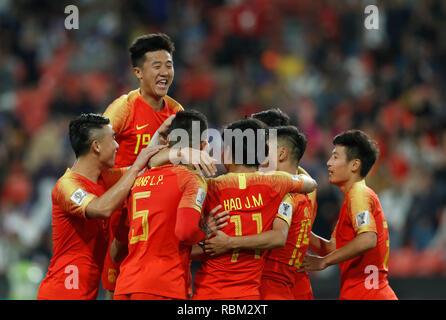 (190111) -- ABOU DHABI, 11 janvier 2019 (Xinhua) -- Les joueurs de Chine célébrer au cours de la notation 2019 DÉROULÉES D EAU 2019 match du groupe C entre la Chine et les Philippines à Abu Dhabi, Emirats arabes unis (EAU), 11 janvier 2019. La Chine a gagné 3-0. (Xinhua/Ding Xu) Banque D'Images