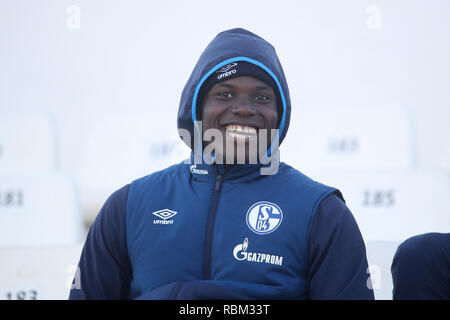 Benidorm, Espagne. Jan 11, 2019. Test match du FC Schalke 04 contre KRC Genk en camp de formation. Grosse Caye Breel Schalkes s'amuse dans les stands. Crédit : Tim Rehbein/dpa/Alamy Live News Banque D'Images