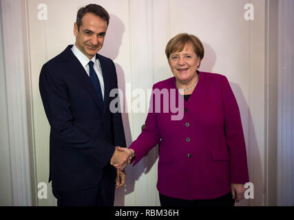 11 janvier 2019, la Grèce, Athènes : la Chancelière Angela Merkel (CDU) et Kyriakos Mitsotakis, chef du parti conservateur parti grec Nea Dimokratia et leader de l'opposition au parlement grec, se serrent la main avant une conversation. Photo : Angelos Tzortzinis/dpa Banque D'Images