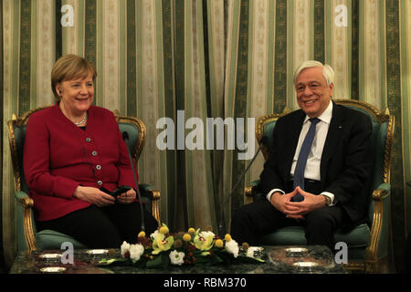 Athènes, Grèce. Jan 11, 2019. Le président grec Prokopis Pavlopoulos (R) rencontre avec la Chancelière allemande Angela Merkel à l'élection présidentielle Mansion à Athènes, Grèce, le 11 janvier 2019. Soutien de l'Allemagne à la Grèce au cours de la difficile période de sauvetage à partir de 2010 jusqu'en août 2018, ainsi que dans l'ère post-sauvetage, est l'appui à la politique de cohésion de l'UE, le président grec Prokopis Pavlopoulos a dit vendredi, se félicitant de la Chancelière allemande Angela Merkel à Athènes. Credit : Marios Lolos/Xinhua/Alamy Live News Banque D'Images