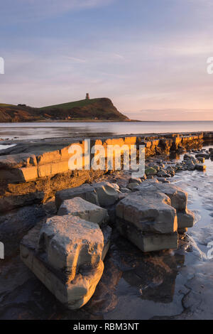 Kimmeridge, Dorset, UK. Jan 11, 2019. Météo britannique. Un hiver spectaculaire coucher du soleil Vue de la plage et les corniches à Kimmeridge Bay sur la côte jurassique du Dorset en regardant vers la tour Clavell. Crédit photo : Graham Hunt/Alamy Live News Banque D'Images