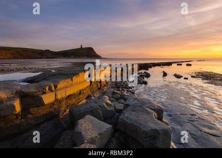 Kimmeridge, Dorset, UK. Jan 11, 2019. Météo britannique. Un hiver spectaculaire coucher du soleil Vue de la plage et les corniches à Kimmeridge Bay sur la côte jurassique du Dorset en regardant vers la tour Clavell. Crédit photo : Graham Hunt/Alamy Live News Banque D'Images