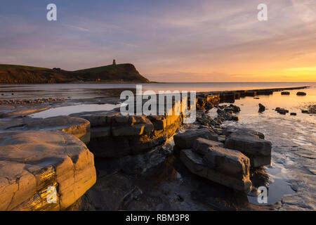 Kimmeridge, Dorset, UK. Jan 11, 2019. Météo britannique. Un hiver spectaculaire coucher du soleil Vue de la plage et les corniches à Kimmeridge Bay sur la côte jurassique du Dorset en regardant vers la tour Clavell. Crédit photo : Graham Hunt/Alamy Live News Banque D'Images