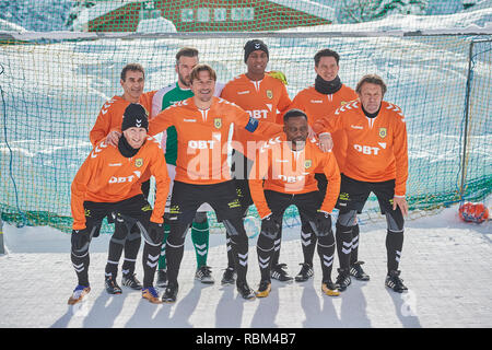 Arosa, Suisse, 11 janvier 2019. L'équipe nationale hollandaise à la 9e Glace Neige non officiel Coupe du Monde de Football 2019 à Arosa. Première rangée, de gauche à droite : Martijn Meerdink, Martijn Reuser, Andwele Slory, Ben Wijnstekers. À l'arrière, de gauche à droite : Gerald Vanenburg, Arjan Heerland, Romano Denneboom, Michael Mols. Crédit : Rolf Simeon/Alamy Live News Banque D'Images