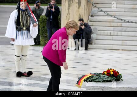 Athènes, Grèce. Jan 11, 2019. La chancelière allemande Angela Merkel met une couronne au monument du Soldat inconnu lors de sa visite à Athènes. (Crédit Image : © VafeiadakisZUMA Aristidis Wire) Banque D'Images