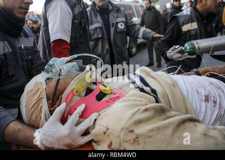 La ville de Gaza, la bande de Gaza, en Palestine. Jan 11, 2019. Transports palestiniens un homme blessé à l'hôpital Al-Shifa à Gaza.les troupes israéliennes tuent femme palestinienne au cours des manifestations Gaza, 25 Palestiniens blessés selon le ministère de la santé de Gaza. Credit : Mohamed Zarandah/Quds Net News Wire/ZUMA/Alamy Live News Banque D'Images