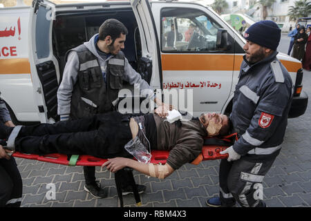 La ville de Gaza, la bande de Gaza, en Palestine. Jan 11, 2019. Transports palestiniens un homme blessé à l'hôpital Al-Shifa à Gaza.les troupes israéliennes tuent femme palestinienne au cours des manifestations Gaza, 25 Palestiniens blessés selon le ministère de la santé de Gaza. Credit : Mohamed Zarandah/Quds Net News Wire/ZUMA/Alamy Live News Banque D'Images