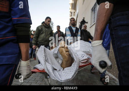 La ville de Gaza, la bande de Gaza, en Palestine. Jan 11, 2019. Transports palestiniens un homme blessé à l'hôpital Al-Shifa à Gaza.les troupes israéliennes tuent femme palestinienne au cours des manifestations Gaza, 25 Palestiniens blessés selon le ministère de la santé de Gaza. Credit : Mohamed Zarandah/Quds Net News Wire/ZUMA/Alamy Live News Banque D'Images