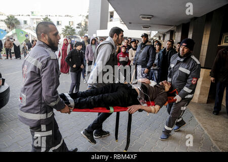 La ville de Gaza, la bande de Gaza, en Palestine. Jan 11, 2019. Transports palestiniens un homme blessé à l'hôpital Al-Shifa à Gaza.les troupes israéliennes tuent femme palestinienne au cours des manifestations Gaza, 25 Palestiniens blessés selon le ministère de la santé de Gaza. Credit : Mohamed Zarandah/Quds Net News Wire/ZUMA/Alamy Live News Banque D'Images