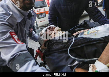 La ville de Gaza, la bande de Gaza, en Palestine. Jan 11, 2019. Transports palestiniens un homme blessé à l'hôpital Al-Shifa à Gaza.les troupes israéliennes tuent femme palestinienne au cours des manifestations Gaza, 25 Palestiniens blessés selon le ministère de la santé de Gaza. Credit : Mohamed Zarandah/Quds Net News Wire/ZUMA/Alamy Live News Banque D'Images