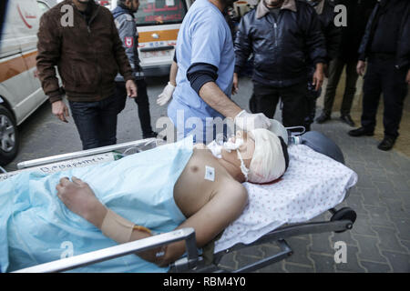 La ville de Gaza, la bande de Gaza, en Palestine. Jan 11, 2019. Transports palestiniens un homme blessé à l'hôpital Al-Shifa à Gaza.les troupes israéliennes tuent femme palestinienne au cours des manifestations Gaza, 25 Palestiniens blessés selon le ministère de la santé de Gaza. Credit : Mohamed Zarandah/Quds Net News Wire/ZUMA/Alamy Live News Banque D'Images