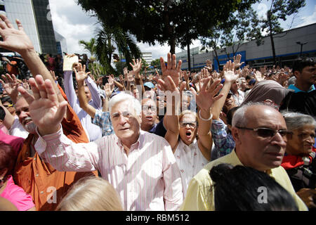 Caracas, Venezuela. Jan 11, 2019. De nombreux Vénézuéliens prendre part à une séance publique de l'Assemblée nationale privée. Un jour après la controversée début du second mandat du président du Venezuela Maduro, le président du parlement le pouvoir a ouvertement défié le chef de l'Etat. 'La constitution me donne le droit de prendre la présidence de la République à convoquer des élections, mais j'ai besoin du soutien des citoyens," Guaido a dit. Credit : Boris Vergara/dpa/Alamy Live News Banque D'Images