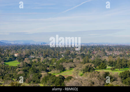Vue vers la Silicon Valley du nord et de la baie de San Francisco le Stanford lave hills, San Francisco peut être vu dans l'arrière-plan à travers la brume, Ca Banque D'Images
