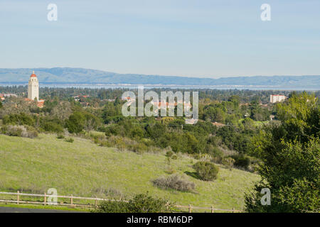 Vue vers le campus de Stanford et Hoover tower, Palo Alto et de la Silicon Valley de la Stanford lave Hills, Californie Banque D'Images