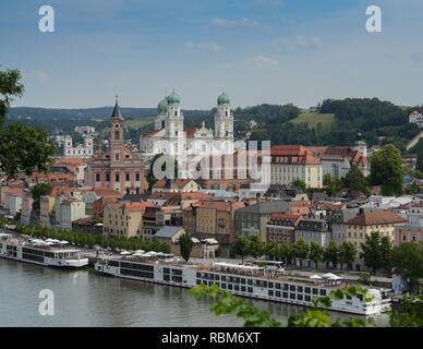 Regarder sur Passau Allemagne, la Ville de Trois Rivières, au confluent du Danube, Inn et Ilz les rivières. Banque D'Images