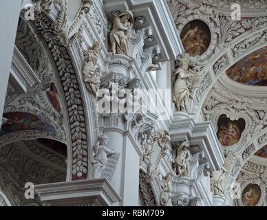 Les détails complexes dans la nef de la cathédrale Saint-Étienne de Passau, Allemagne. Banque D'Images