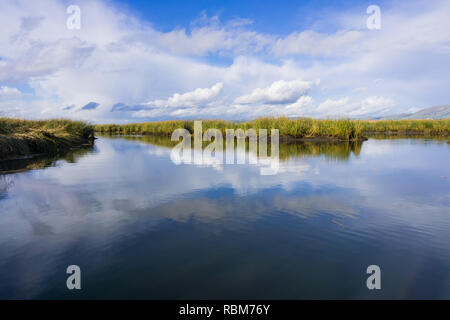 Les nuages reflètent dans les étangs de Don Edwards Wildlife Refuge, South San Francisco bay, Alviso, San Jose, Californie Banque D'Images