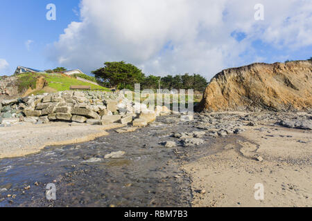 S'écoule dans le ruisseau à l'océan Pacifique à marée basse, Moss Beach, Californie, Réserve Marine Fitzgerald Banque D'Images