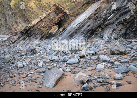 Le paysage spectaculaire à Hartland Quay, célèbre pour les contrebandiers, les épaves et les couches de roches déformées fait également partie de la populaire côte sud-ouest Banque D'Images