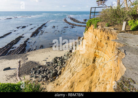 S'est effondré en raison de la route pavée d'un glissement de terrain sur le littoral de l'océan Pacifique, Moss Beach Californie Banque D'Images