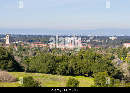 Vue vers le campus de Stanford et Hoover tower, Palo Alto et de la Silicon Valley de la Stanford lave Hills, Californie Banque D'Images