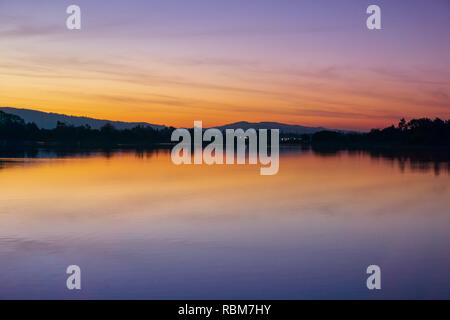 Après le coucher du soleil sur un lac de surface, sur la montagne, région de la baie de San Francisco, Californie Banque D'Images