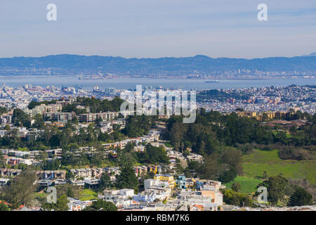 Vues aériennes de zones résidentielles de San Francisco, San Francisco, Oakland et zones industrielles dans l'arrière-plan, en Californie Banque D'Images