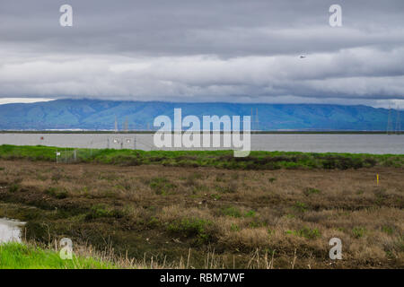 Vue vers le pic Mission couvert de nuages, sur la montagne, au sud de la baie de San Francisco, Californie Banque D'Images