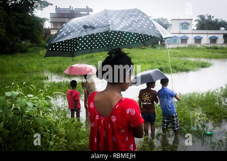 Les enfants debout, mousson, pannes, Kolkata, Bengale occidental, Inde, Asie Banque D'Images